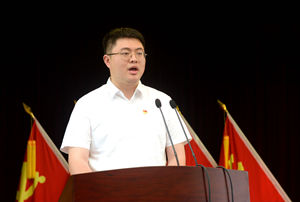 團委委員、國際貿易部美洲區(qū)經(jīng)理袁粲燦宣讀表彰文件_副本.jpg
